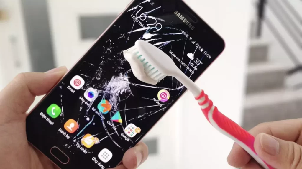 dis-macunu-ile-telefon-ekranindaki-cizikleri-giderme