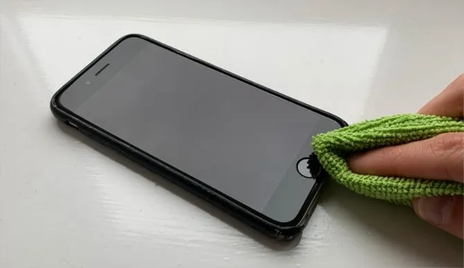 iPhone-Home-Tuşunu-İzopropil-Alkol-Kullanarak-Temizleyin